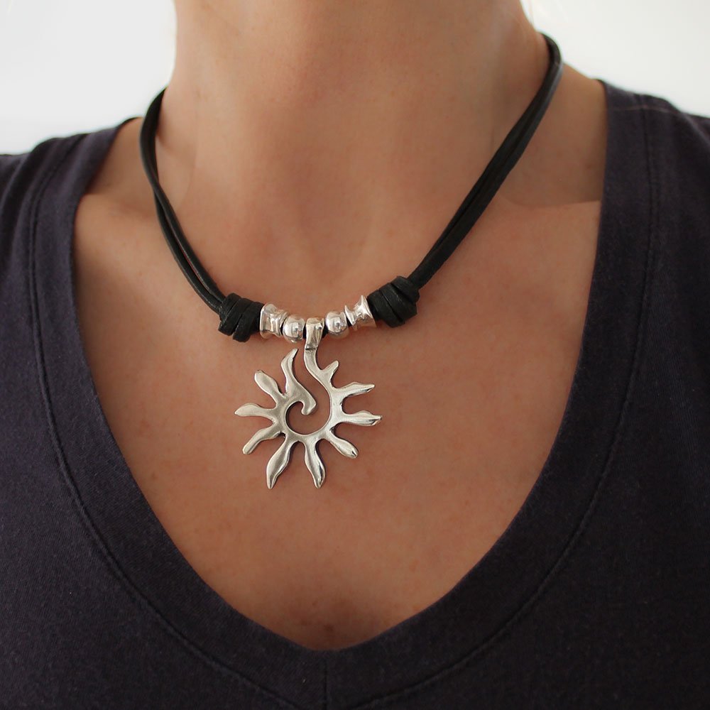 Imogen – Women's Leather Necklace with Sun Pendant in Silver or Gold – Adjustable and Stylish Design